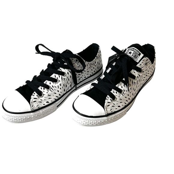 Converse All Star Women's 6.5-7 Black White Glossy Sneakers Lace Up Youth 5 Low - Picture 3 of 9